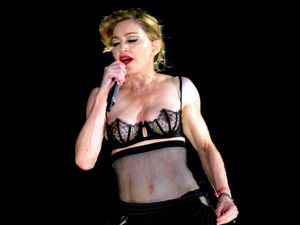 Madonna sahnede onun meme uçlarını