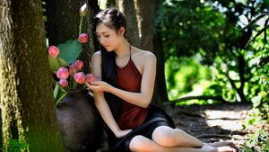 Asian Girl Holding Lotus Knospen