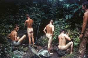 Les garçons nudité forcée sorgusuna
